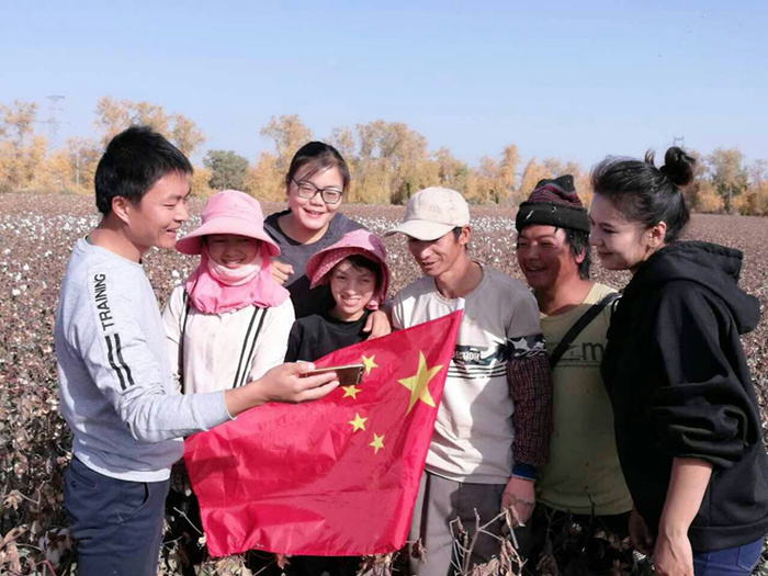 6新疆维吾尔自治区巴州尉犁县纪检监察干部通过手机在棉花地里同村民一起观看十九大视频直播_副本.jpg