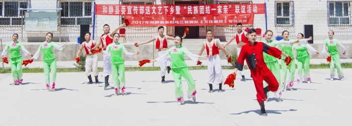 图三、为基层群众演出_副本.jpg