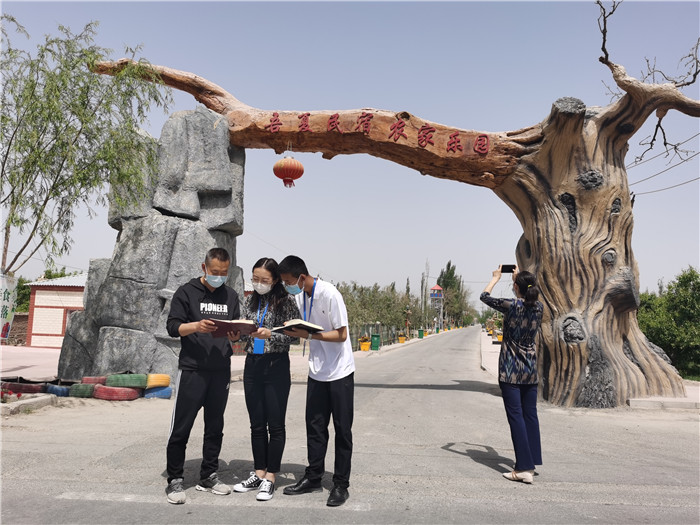 库尔勒市纪委监委抽调业务骨干组成督查组在五一节前对市域内高档酒店、农家乐等场所进行明察暗访，严查节日期间隐形变异“四风”现象，筑牢干部节日“防护墙”。图为市纪委监委督导组在该市阿瓦提乡吾夏克铁热克村的吾夏民宿农家乐园督查。（摄影：张婷）.jpg