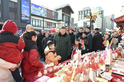 习近平春节前夕在北京看望慰问基层干部群众